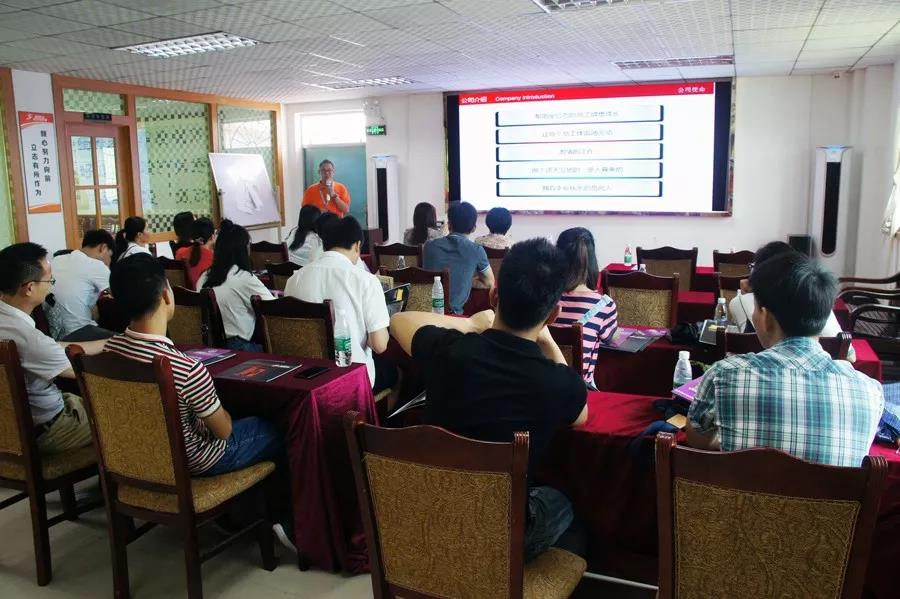 認(rèn)真聽(tīng)講解的老師們